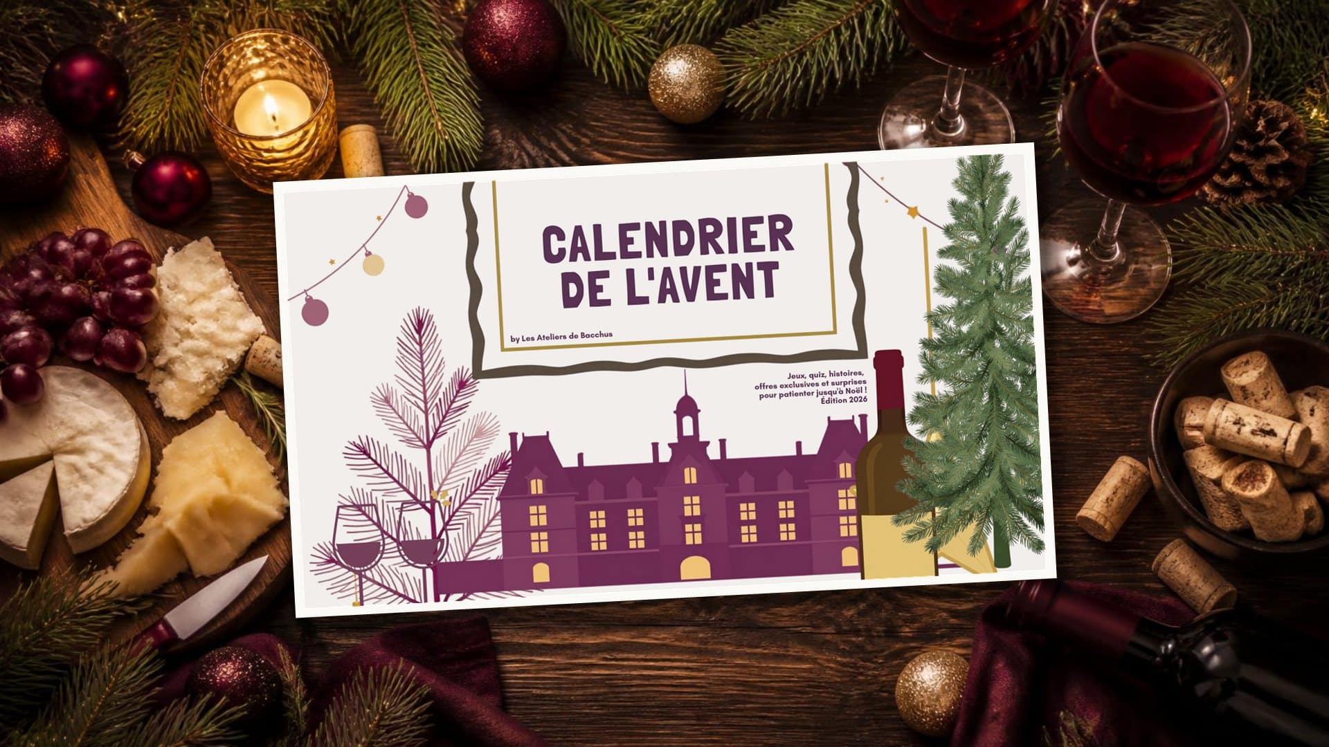 Couverture du calendrier de l'Avent des Ateliers de Bacchus posée sur une table de Noël avec sapin, verres de vin et fromages